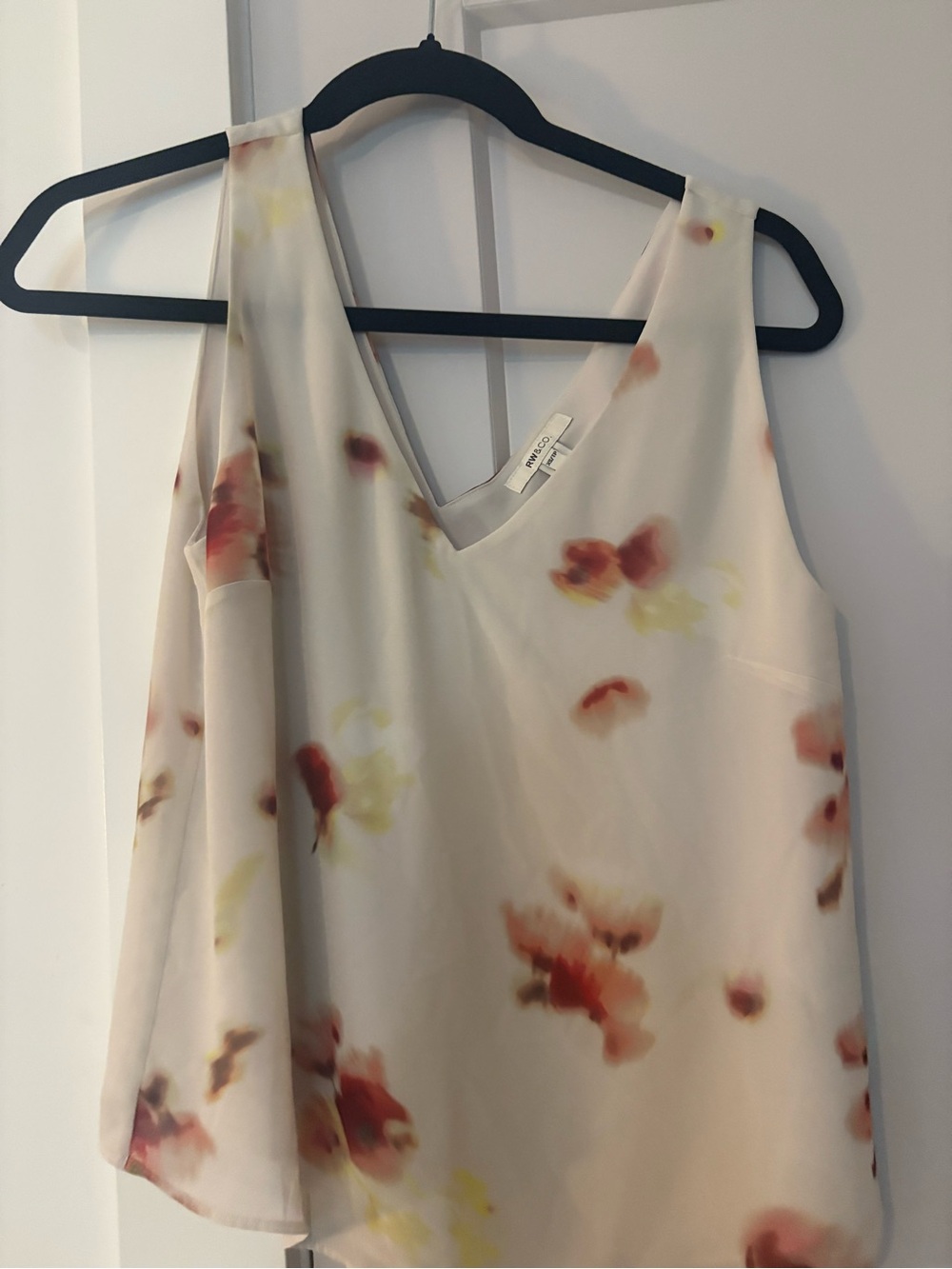 RW&CO. Cream Floral V-Neck Sleeveless Blouse